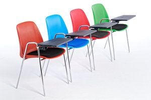 Dank des Stuhltisches ermöglicht der Mali SP ST den Verzicht auf zusätzliche Tischflächen